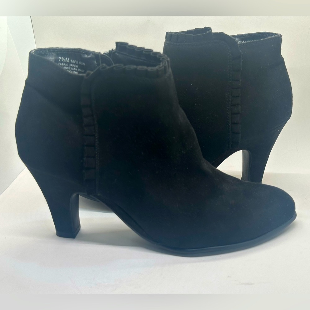Black bootie Aerosoles women’s, sz 7 1/2, vegan suede,classy, cute,comfortable!